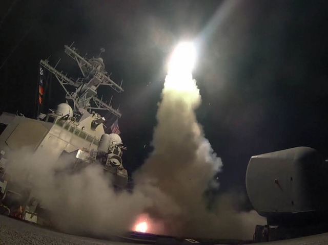 Das von der US-Navy zur Verfgung gest...eine Tomahawk-Rakete abgefeuert wird.   | Foto:  Robert S. Price/U.S. Navy/AP/dpa