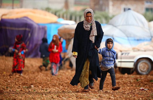Syrische Mutter auf der Flucht mit ihrem Kind.   | Foto: AFP