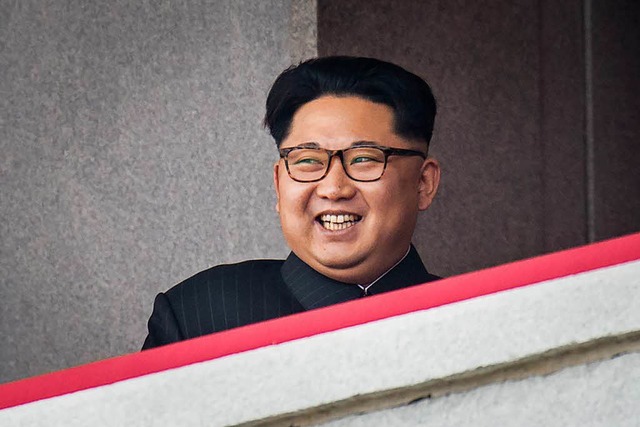 Nordkoreas Diktator bei einer Militrparade.   | Foto: AfP