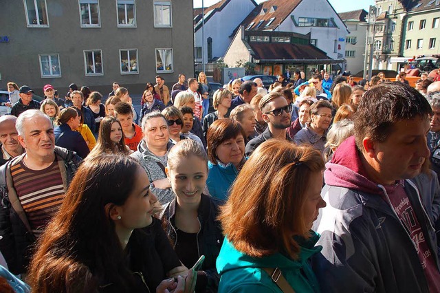 In Massen strmten die Menschen am Fre... des neuen H &amp; M in Bad Sckingen.  | Foto: Hildegard Siebold