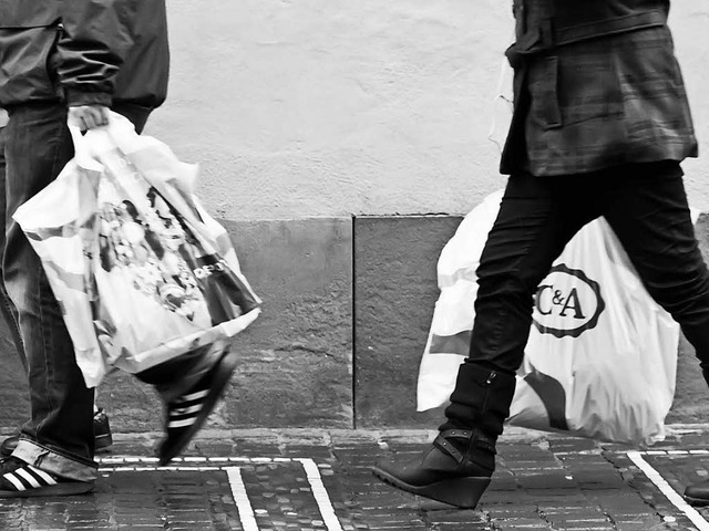 Passanten mit Einkaufstaschen in Freiburg   | Foto: Carlotta Huber