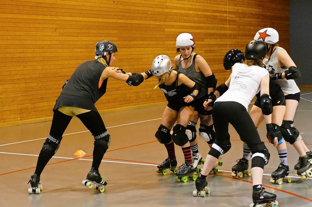 Roller Derby ist eine Sportart, die viel Kraft und Kondition erfordert.  | Foto: Carolin Jackermeier