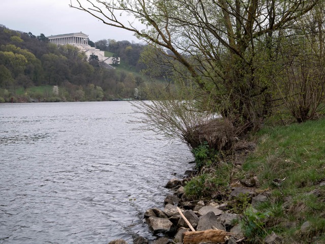 Am Donauufer wurde eine Leiche entdeck...l um die vermisste Studentin Malina K.  | Foto: dpa