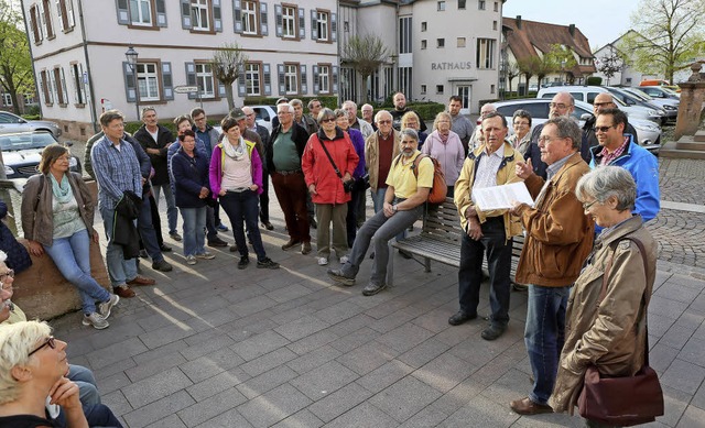 Beim Rathaus begann der Rundgang mit Ekkehard Klem (Zweiter von  rechts).   | Foto: Christoph Breithaupt