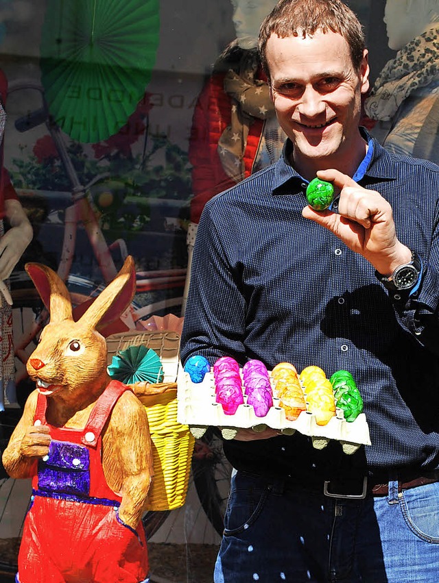 Eier fr die Kunden gibt&#8217;s ab he...n Geschften, wie Marcel Jundt zeigt.   | Foto: Jahn