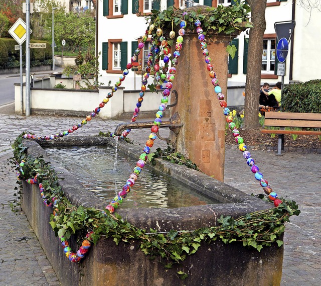 Nicht nur zur Weihnachtszeit: Mitglied...farbenfrohen Osterbrunnen verwandelt.   | Foto: Hartenstein