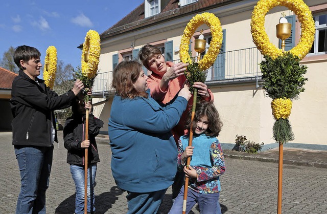 Kommunionmtter binden die Palmstangen...ihre Kinder in der Prozession tragen.   | Foto: Christoph Breithaupt