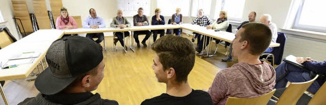 Jugendtreffleiter Sebastian Krmer (re...) und Raoul Tota zur Sitzung gekommen.  | Foto: Ingo Schneider