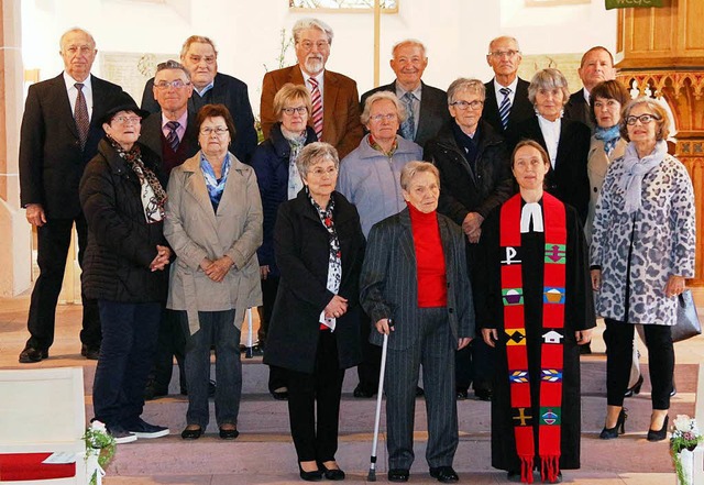 Eichstettens Pfarrerin Irene Haler mit den 17 diamantenen Konfirmanten.  | Foto: Horst David