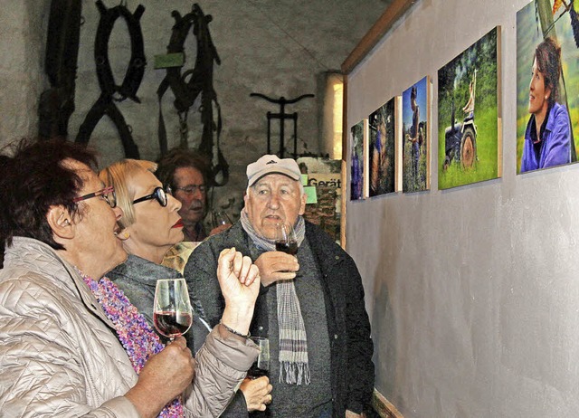 Fotos von Menschen vom Kaiserstuhl sind im Achkarrer Weinbaumuseum ausgestellt.   | Foto: Herbert Trogus