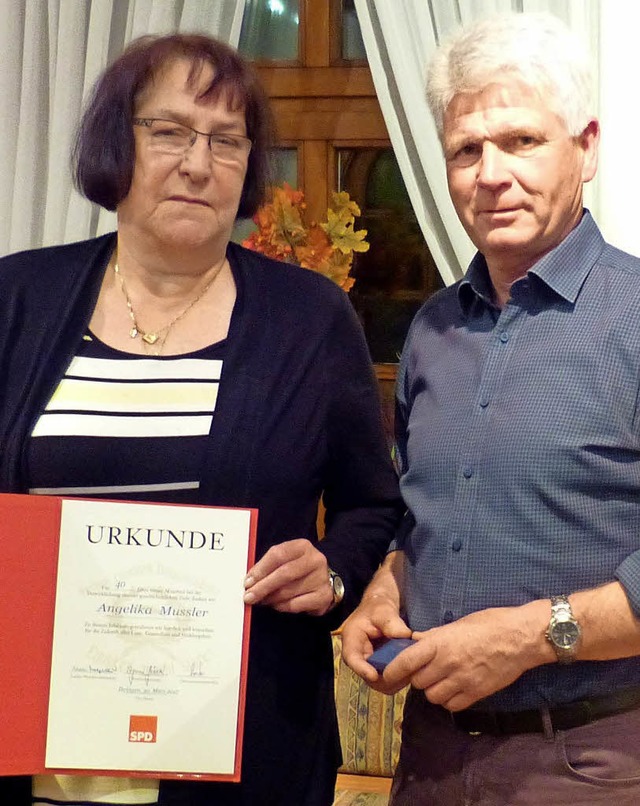 Angelika Mussler wurde vom Vorsitzende...i fr 40 Jahre Mitgliedschaft geehrt.   | Foto: Susanne Bremer