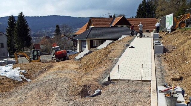 Auf der Herrischrieder Baustelle Natur... Betonsteinen in Granitoptik sichtbar.  | Foto: Wolfgang Adam