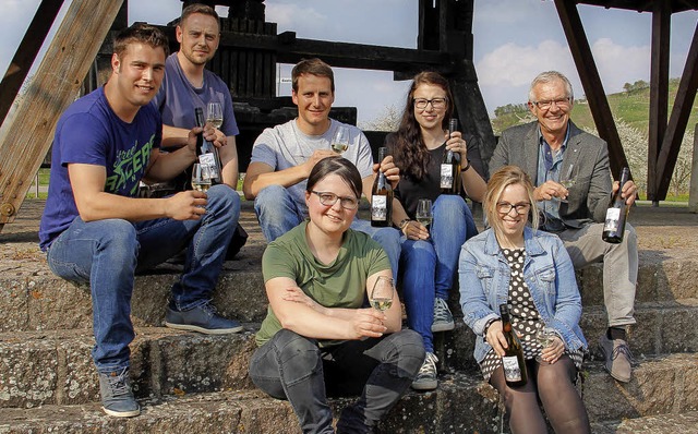 Mitglieder des Auggener Jungwinzerproj... ihrer Bemhungen in Flasche und Glas.  | Foto: A. Huber