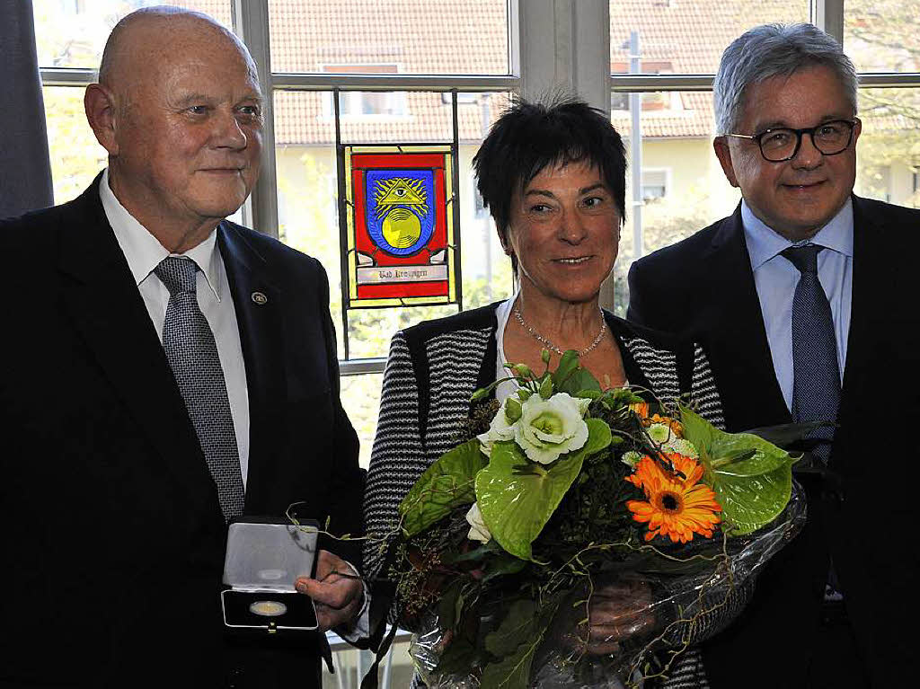 Fr Gisela Tillmann gab es Blumen vom Minister.