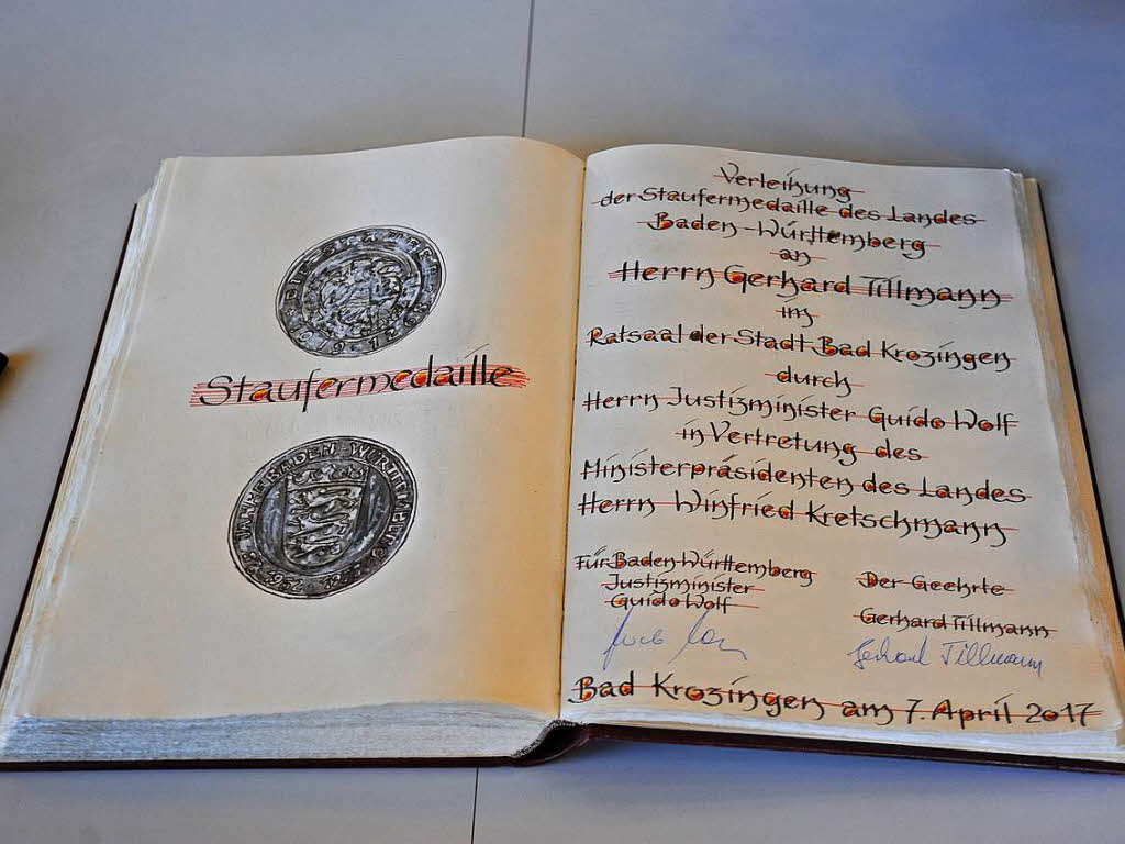 Die Unterschriften im Goldenen Buch der Stadt Bad Krozingen sind geleistet.
