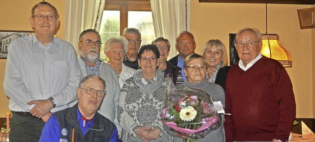 VdK-Vorsitzender Busse, (sitzend links...ether,  (rechts), und die   Geehrten.   | Foto: zubi