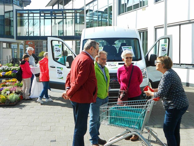 Passanten konnten sich heute auf dem R...irchen ber den Brgerbus informieren.  | Foto: Victoria Langelott