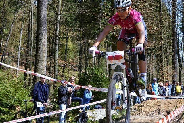 Zur Gold-Trophy Sabine Spitz kommen Top-Mountainbiker