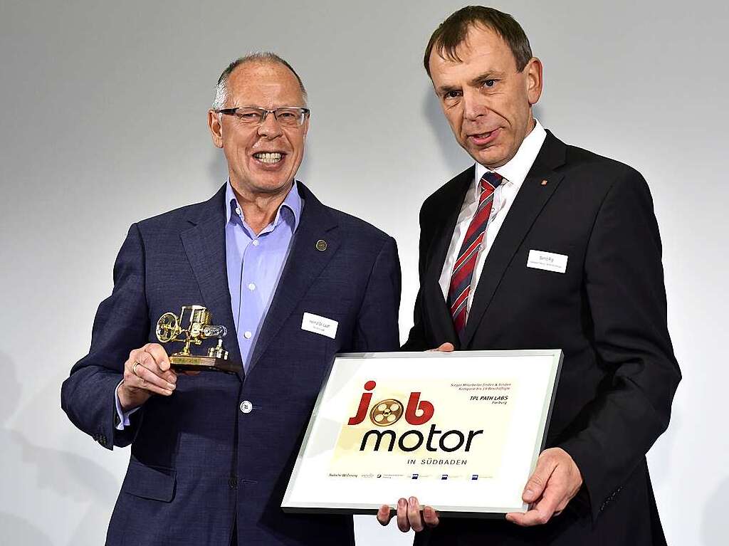 Jobmotor-Sieger: Helmut Laaf (li.) von TPL Path Labs Freiburg und Laudator Bernd Rigl (Sparkasse Freiburg-Nrdlicher-Breisgau).