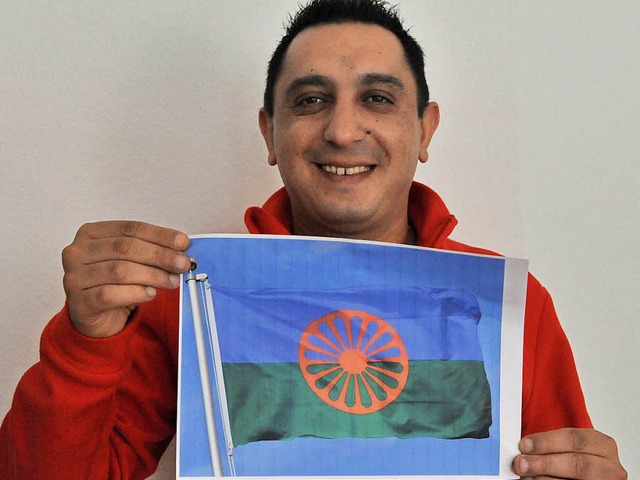Mit Stolz prsentiert Ahmed Kemal, der...dkirch arbeitet, die  Flagge der Roma.  | Foto: Markus Zimmermann