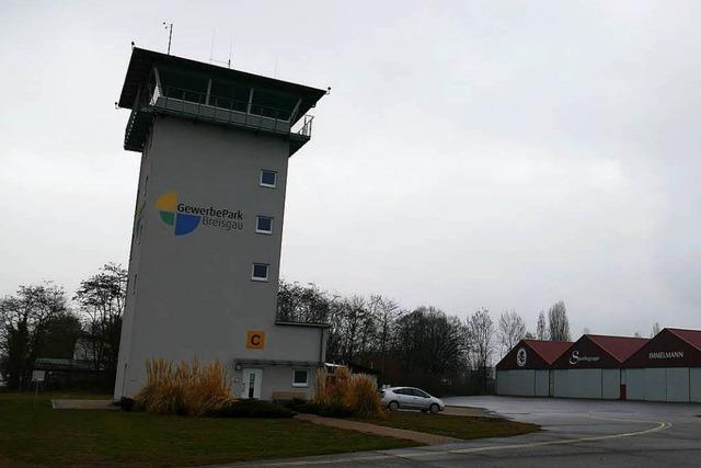 70-Jähriger stirbt bei Flugzeugabsturz im Gewerbepark Breisgau