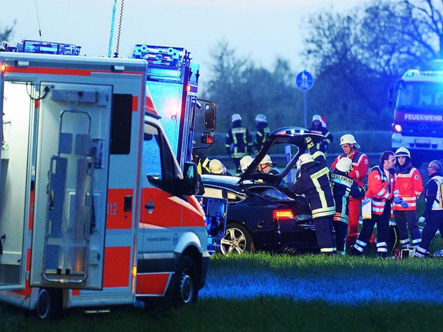 Fnf Menschen wurden bei dem Unfall am Samstagabend schwer verletzt.  | Foto: Patrick Seeger