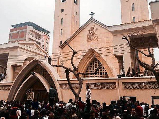 Angehrige und Schaulustige am Palmson...irche St.Georg inim gyptischen Tanta.  | Foto: dpa