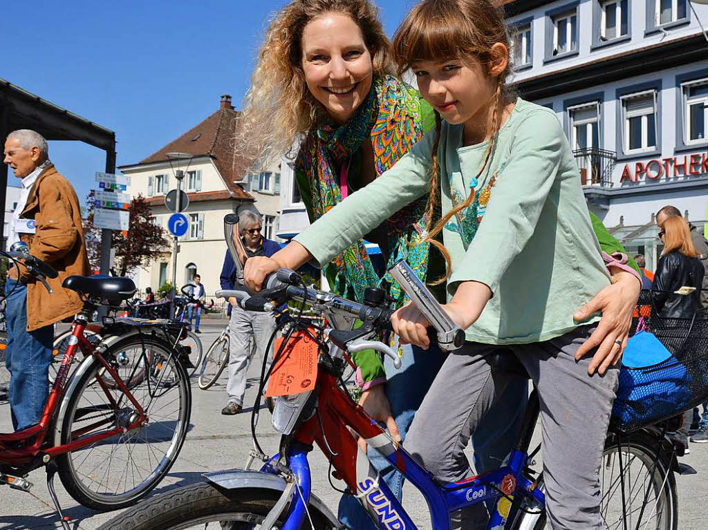 Edda Wulle und ihre Tochter Hannah haben ein neues Fahrrad fr die Achtjhrige auf der Velobrse gefunden.