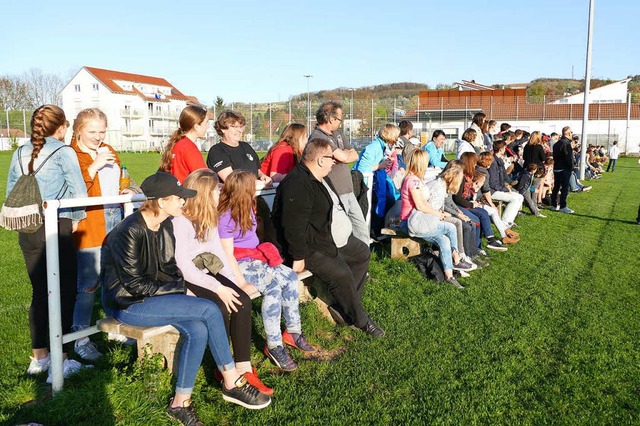 Mehr Zuschauer als bisweilen die &#822...Junioren auf den Binzener Sportplatz.   | Foto: Markus Maier