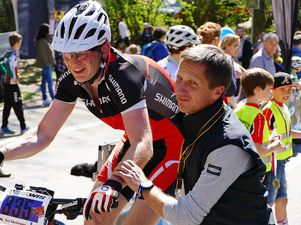 Volker Teubler nahm die Teilnehmer des Eggberg-Marathons im Zielbereich in Empfang.