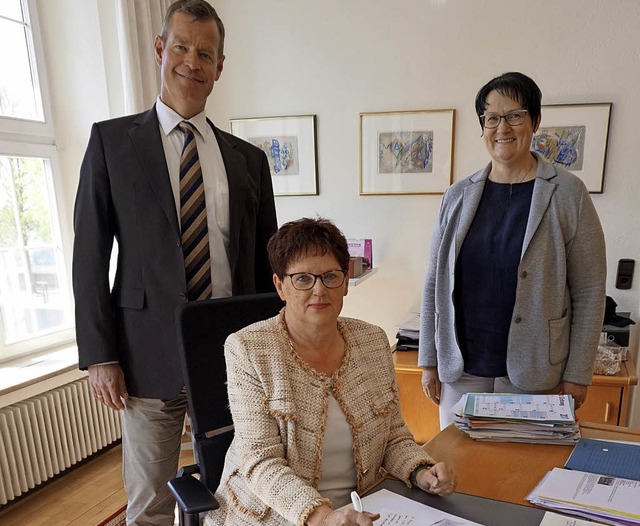 Oliver Rein und Personalleiterin Barba...ne Dizien-Richarz zum Dienstjubilum.   | Foto: Julius-Wilhelm Steckmeister