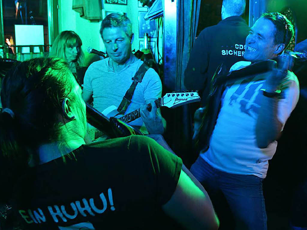 Rock und Luftgitarrenspiel mit Headhunter im Public Pub