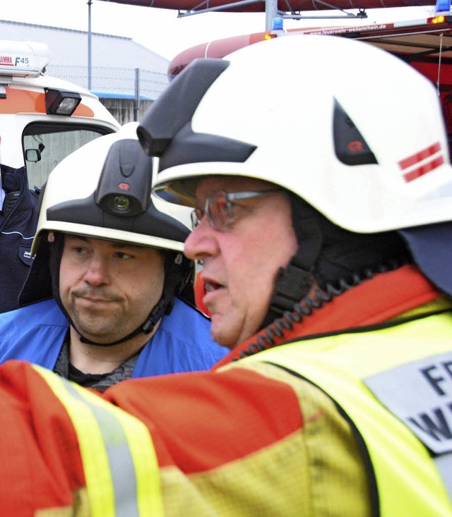 Hubert Strohmeier (rechts) beim Ozon-Einsatz am Laguna-Bad  | Foto: Hannes Lauber