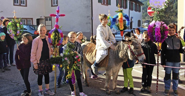 Ministrant Johannes Kraus ritt die Ese...Palmsonntag ins Mnster bis zum Altar.  | Foto: Eva Korinth