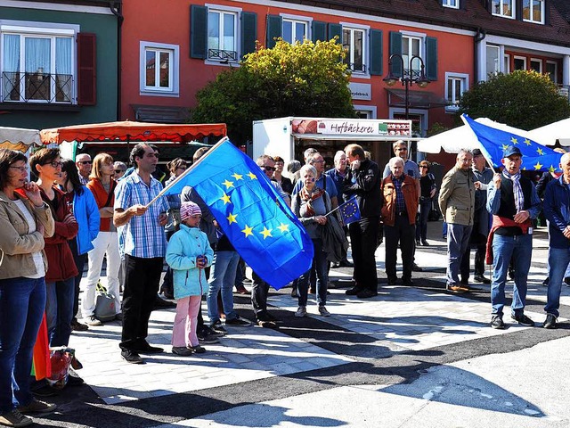 Kundgebungsteilnehmer schwangen Europafahnen am Samstag auf dem Marktplatz.  | Foto: Kai Kricheldorff