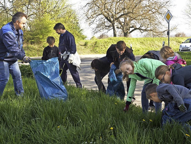 Viele Helfer, wie hier in Niederweiler...enschen in der Natur entsorgt hatten.   | Foto: Volker Mnch