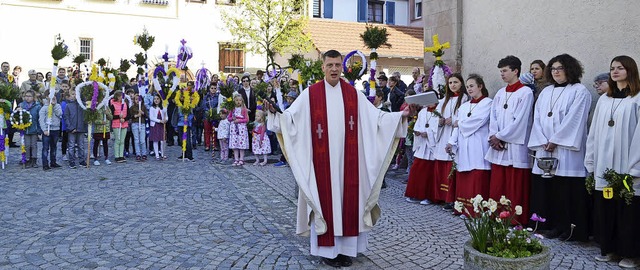 Endingen. Pfarrer  Jrgen Schindler bei der Begrung der Gemeinde.  | Foto: Roland Vitt