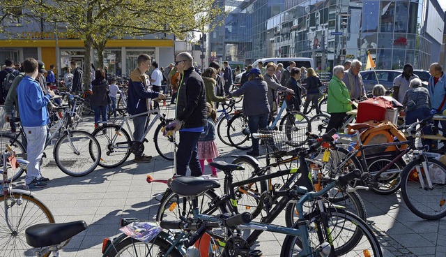 Eine lange Schlange Wartender zur Kasse bildete sich bei der Velobrse.   | Foto: Horatio Gollin