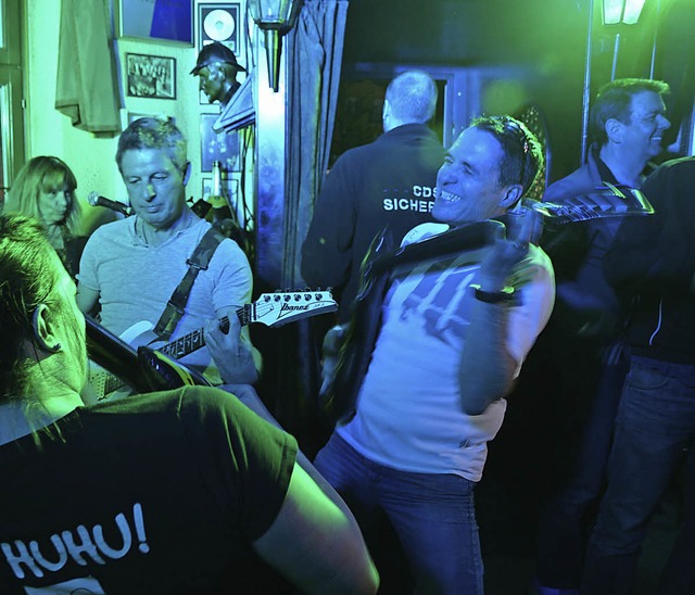 Heie Rockmusik  und Luftgitarrenspiel mit Headhunter gab es  im Public Pub.  | Foto: Horatio Gollin