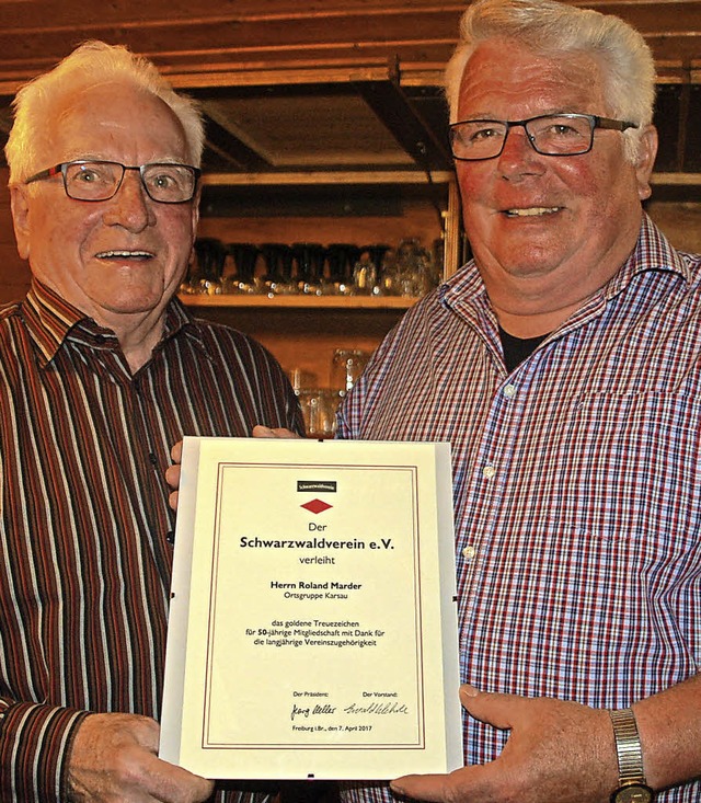 Vorsitzender Ewald Wehrle (links) ehrt Roland Marder fr 50 Jahre Treue.   | Foto: Petra Wunderle