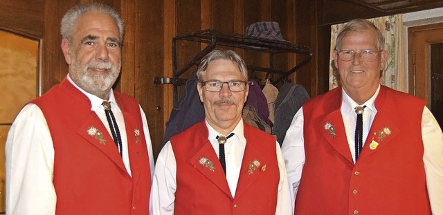 Dieter Kleinert mit dem Geehrten Franz...sitzenden Axel Schneider (von rechts)   | Foto: Ulrike Jger