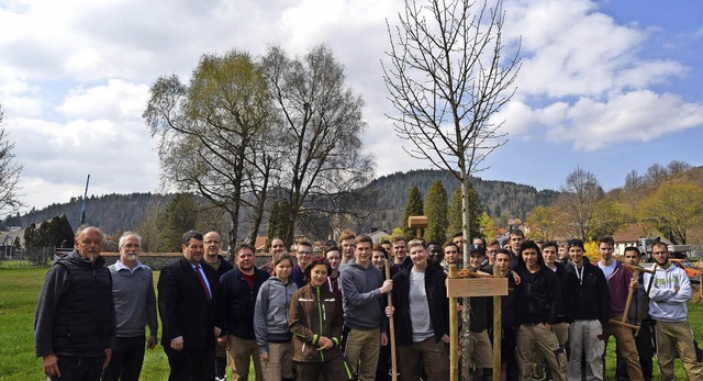 Die Schreinerlehrlinge der Gewerbeschu...as Asal und Rainer Eiche (von links).   | Foto: U. Jger