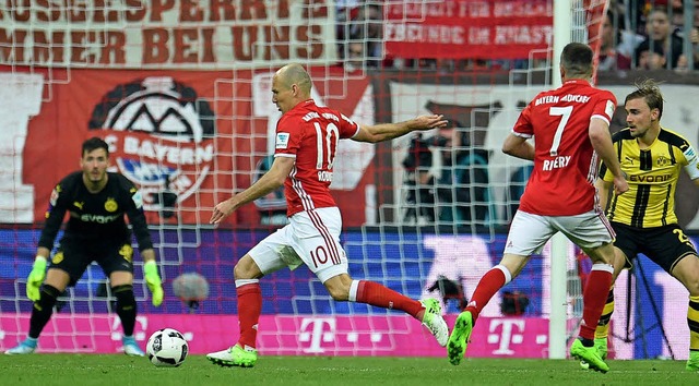 Gleich heit es 3:1 fr die Bayern: Ar...Treffer gegen die Dortmunder Borussia   | Foto: dpa