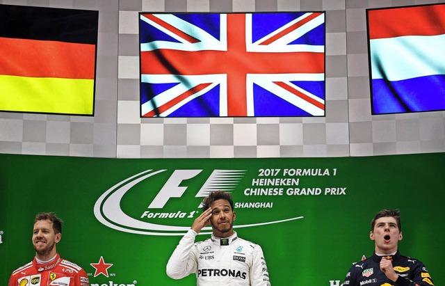 Sebastian Vettel, Lewis Hamilton und M...pen (von links) bei der Siegerehrung.   | Foto: AFP