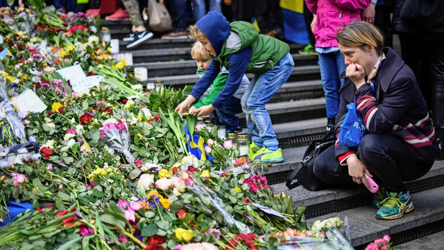 Tausende legen am Wochenende Blumen ab in der Stockholmer Innenstadt.   | Foto: AFP