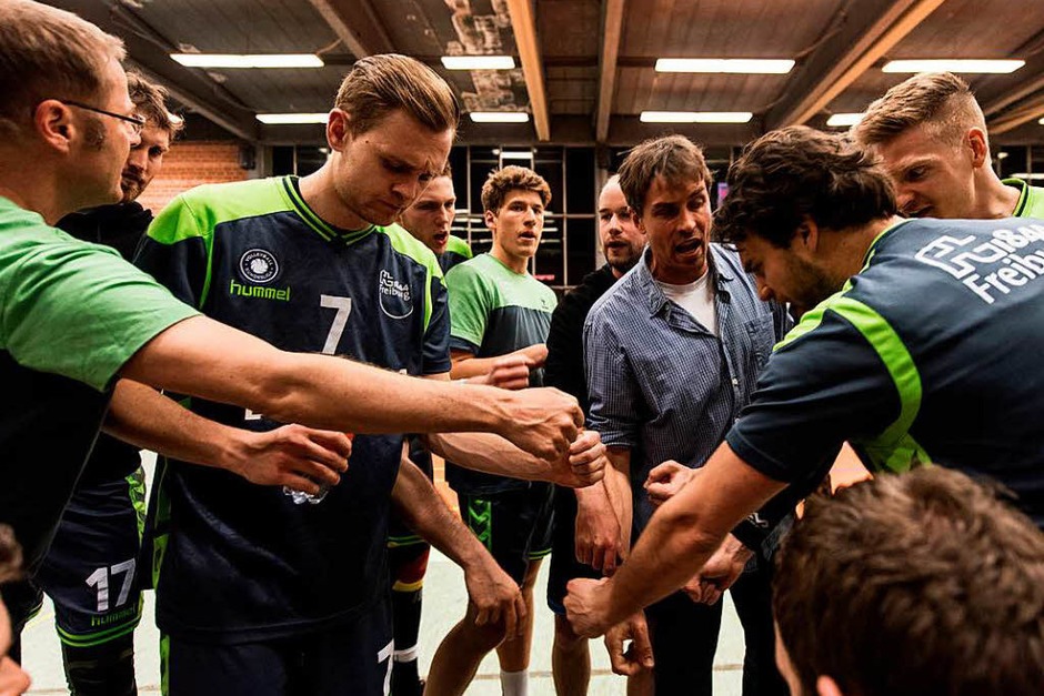 Impressionen rund um den überraschenden 3:2-Erfolg der 1844-Volleyballer in der Burdahalle gegen den Meister VC Eltmann. Anschließend wurde Wolfgang Beck für elf Jahre als Freiburger (Spieler-) Trainer geehrt. (Foto: Patrick Seeger) Impressionen rund um den überraschenden 3:2-Erfolg der 1844-Volleyballer in der Burdahalle gegen den Meister VC Eltmann. Anschließend wurde Wolfgang Beck für elf Jahre als Freiburger (Spieler-) Trainer geehrt. (Foto: Patrick Seeger)