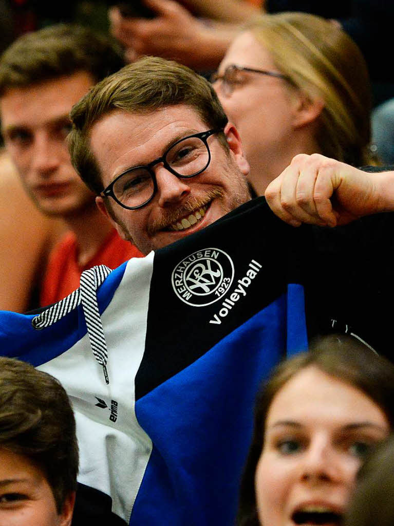 Impressionen rund um den berraschenden 3:2-Erfolg der 1844-Volleyballer in der Burdahalle gegen den Meister VC Eltmann. Anschlieend wurde Wolfgang Beck fr elf Jahre als Freiburger (Spieler-) Trainer geehrt.