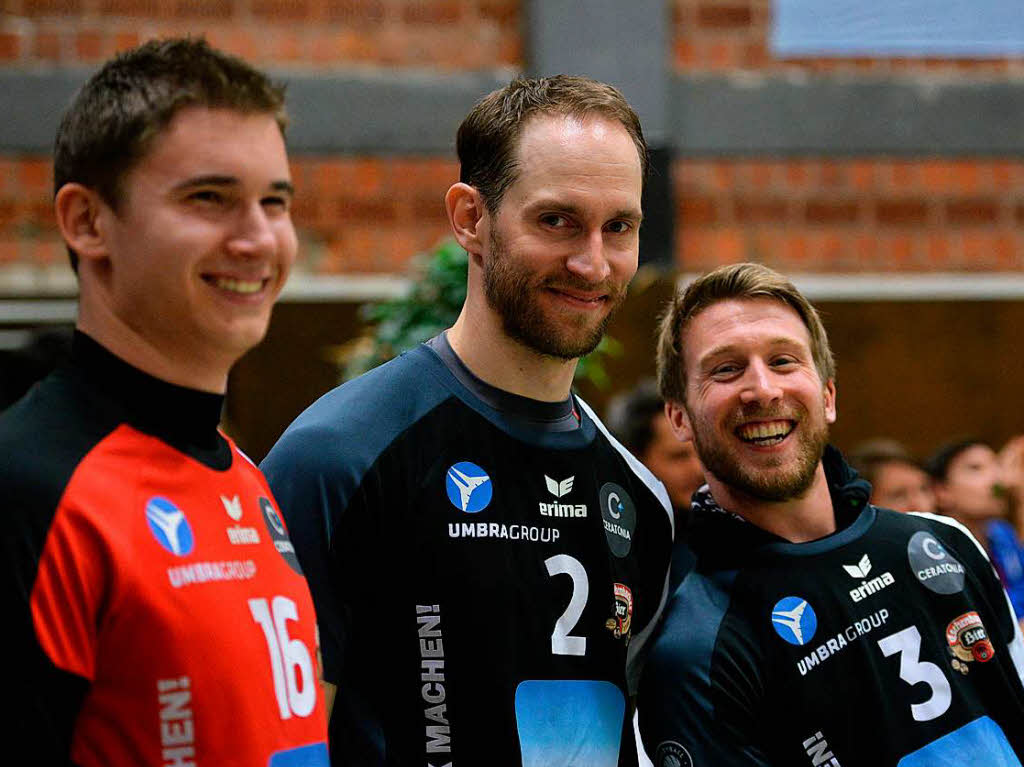 Der frhere Freiburger Spieler Christian Nowak (Mitte) im Kreise seiner Teamkollegen vom VC Eltmann.