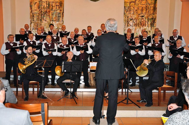 Der Gesangverein Binzen mit Dirigent E... mt seiner &#8222;Schubertiade&#8220;.  | Foto: J. Schtz