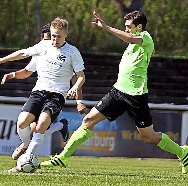 Dynamisch: Benjamin Gaudig (rechts), i...ie Lffinger 1:0-Fhrung in Villingen.  | Foto: dieter reinhardt